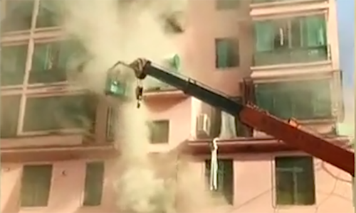 lai xe cau trung quoc cuu 14 nguoi khoi toa chung cu bi chay