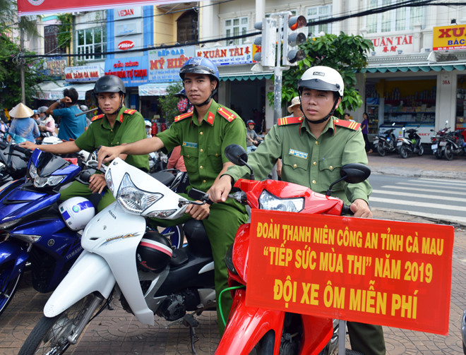 cong an lap doi xe om mien phi phuc vu thi sinh