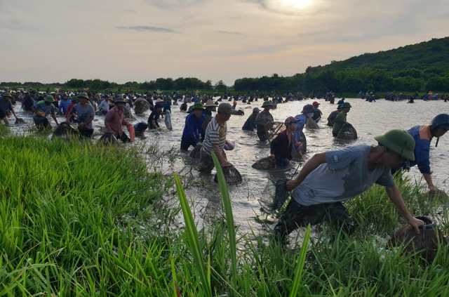 ha tinh hang tram nguoi tham gia le hoi bat ca o nghi xuan