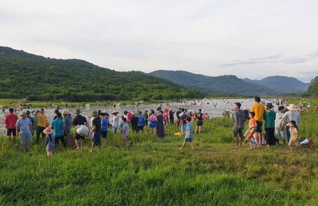 ha tinh hang tram nguoi tham gia le hoi bat ca o nghi xuan