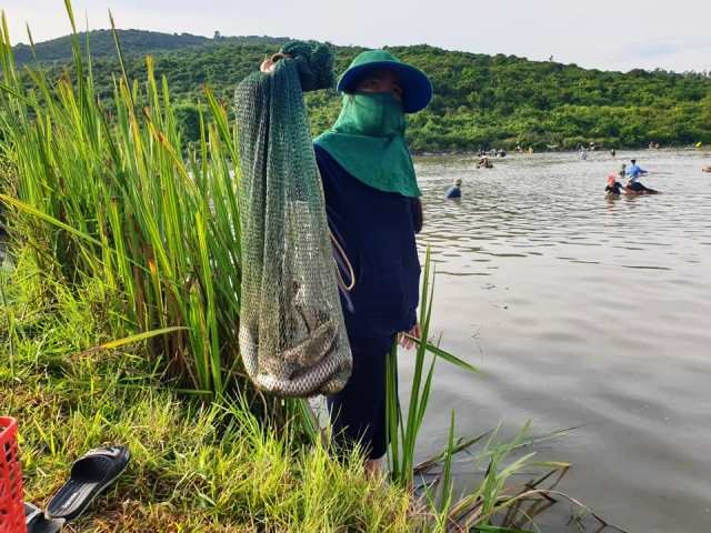 ha tinh hang tram nguoi tham gia le hoi bat ca o nghi xuan