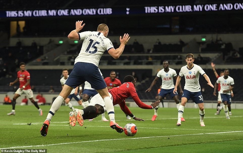 bruno fernandes ghi ban man united hoa tottenham tren san khach