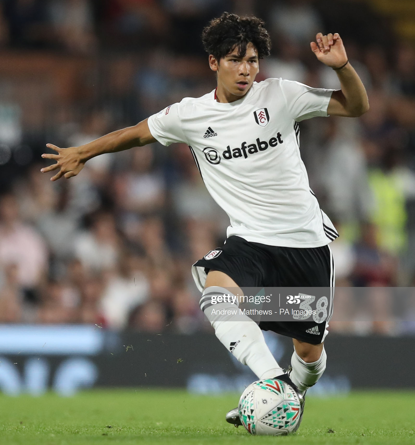 sao tre thai lan duoc fulham gia han hop dong 2 nam