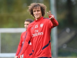 Arsenal bị mỉa mai vì gia hạn với David Luiz