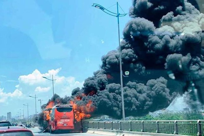 giai ma nguyen nhan xe o to khach dang luu thong tren duong bong dung chay