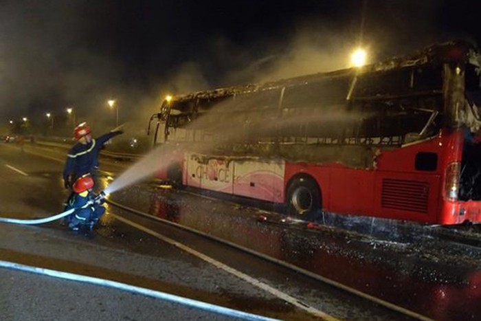 giai ma nguyen nhan xe o to khach dang luu thong tren duong bong dung chay