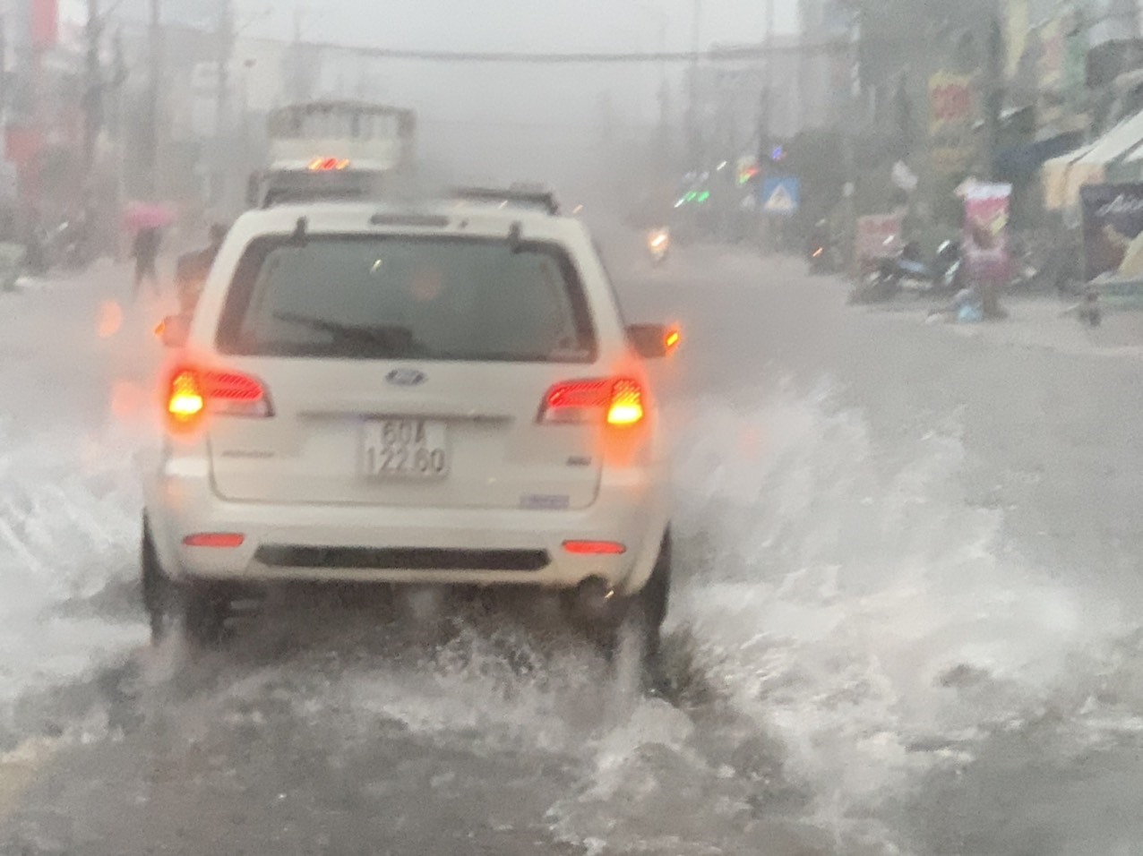 vao mua mua cach cham soc xe de chay an toan trong mua