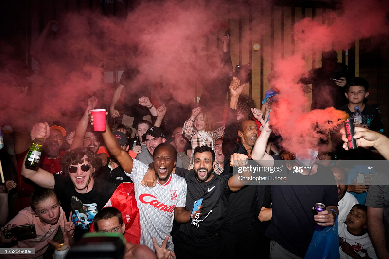 fan liverpool ban phao vao toa nha hoang gia buoc canh sat can thiep