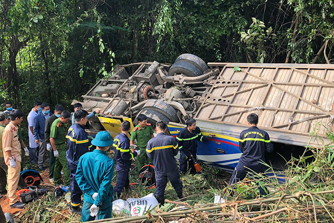 xe gap tai nan o kon tum di khong dung lo trinh