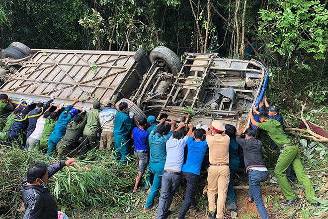 xe gap tai nan o kon tum di khong dung lo trinh