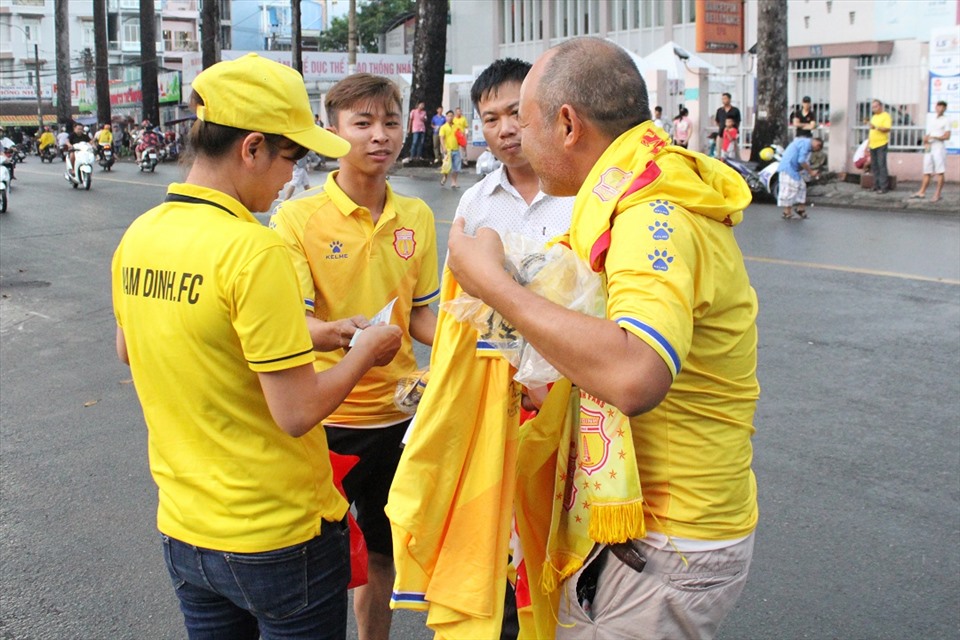 doi mua co vu truoc tran gap sai gon cdv nam dinh phu vang san thong nhat