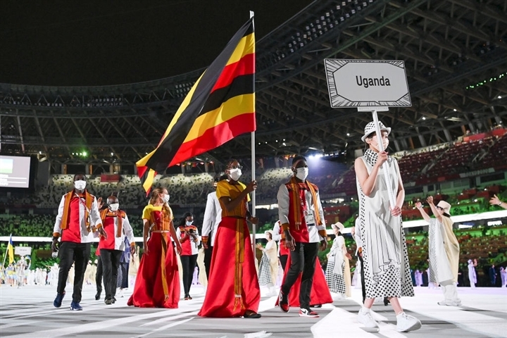 Võ sĩ Tonga cởi trần lại gây sốt khai mạc Olympic - 8