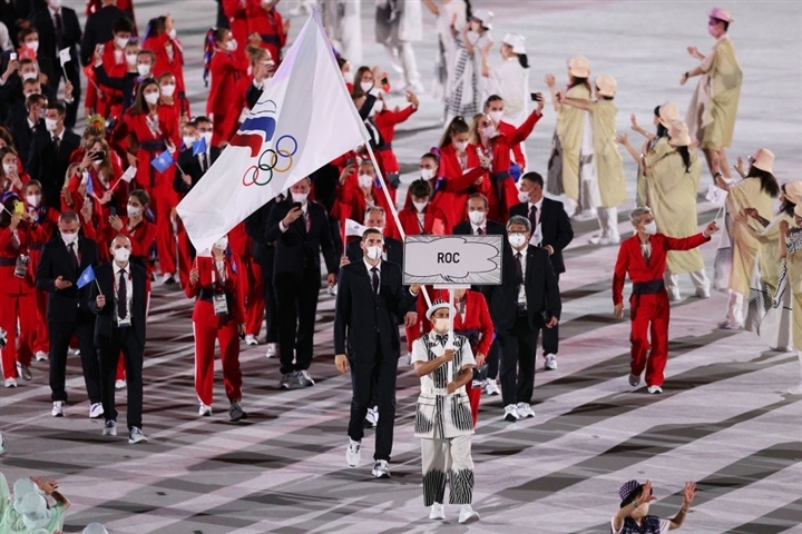 Võ sĩ Tonga cởi trần lại gây sốt khai mạc Olympic - 10