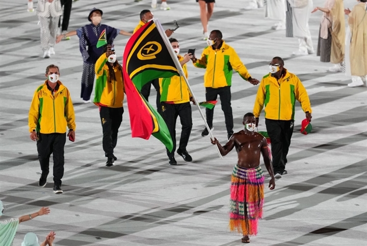 Võ sĩ Tonga cởi trần lại gây sốt khai mạc Olympic - 4