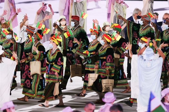 Võ sĩ Tonga cởi trần lại gây sốt khai mạc Olympic - 9