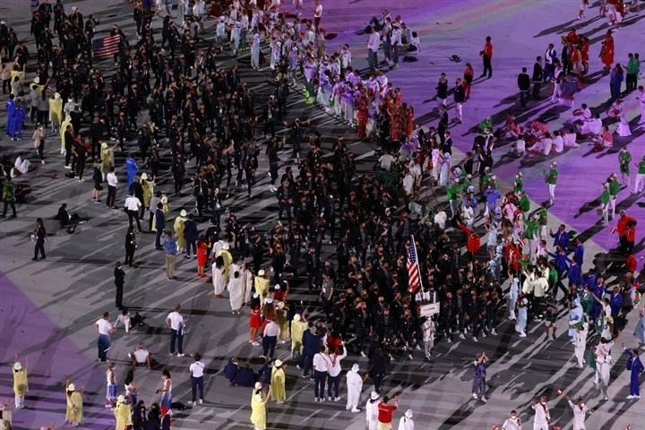 Võ sĩ Tonga cởi trần lại gây sốt khai mạc Olympic - 11