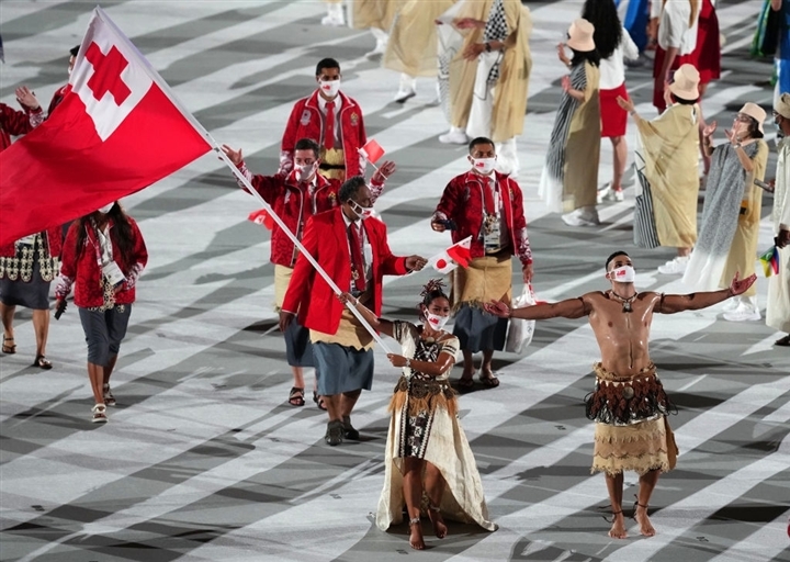 Võ sĩ Tonga cởi trần lại gây sốt khai mạc Olympic - 1