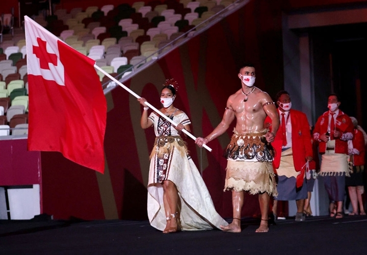 Võ sĩ Tonga cởi trần lại gây sốt khai mạc Olympic - 2