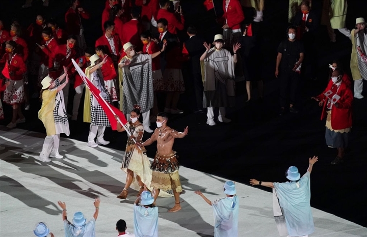 Võ sĩ Tonga cởi trần lại gây sốt khai mạc Olympic - 3