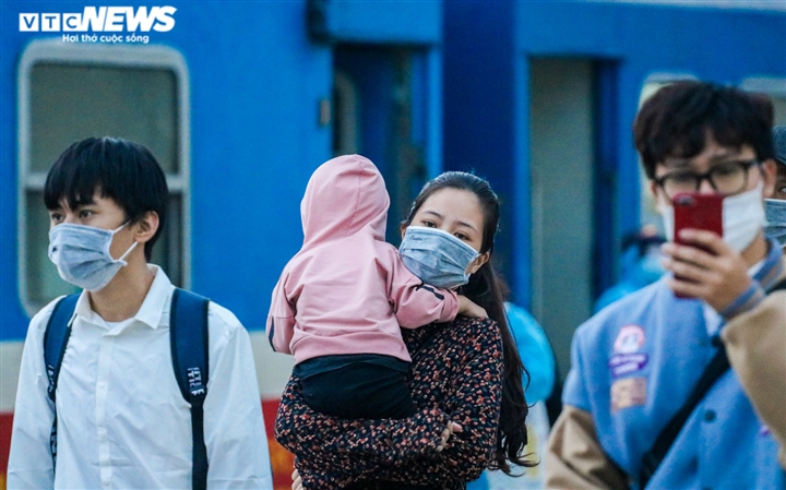 Ảnh: Chuyến tàu nghĩa tình chở 814 người dân Hà Tĩnh rời tâm dịch cập bến - 8