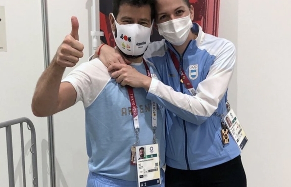 VĐV đấu kiếm Argentina được bạn trai cầu hôn sau trận đấu ở Olympic