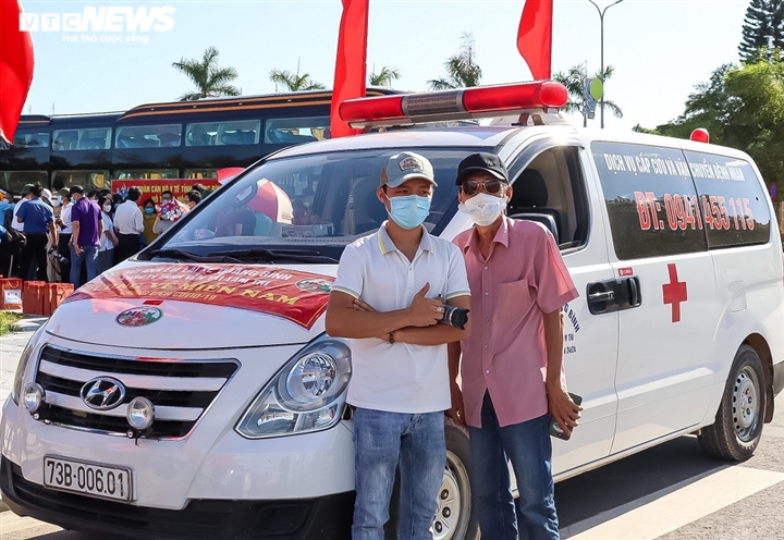Ảnh: 29 bác sĩ, điều dưỡng Quảng Bình lên đường chi viện TP.HCM chống dịch  - 8