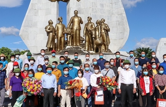 Ảnh: 29 bác sĩ, điều dưỡng Quảng Bình lên đường chi viện TP.HCM chống dịch