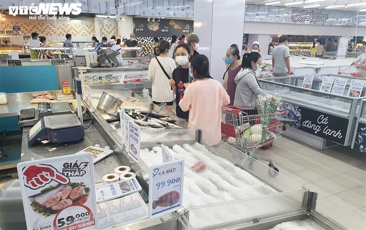 Dân đổ xô đi mua đồ trước ngày áp dụng giãn cách: Siêu thị ở Đà Nẵng đầy ắp hàng - 3