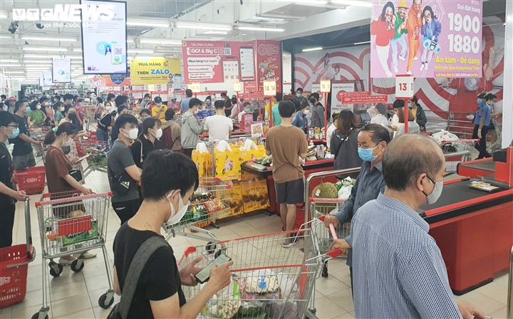 Dân đổ xô đi mua đồ trước ngày áp dụng giãn cách: Siêu thị ở Đà Nẵng đầy ắp hàng - 6