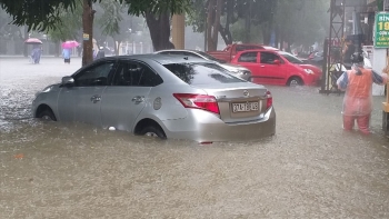 Những lưu ý khi lái xe ôtô qua đường ngập nước