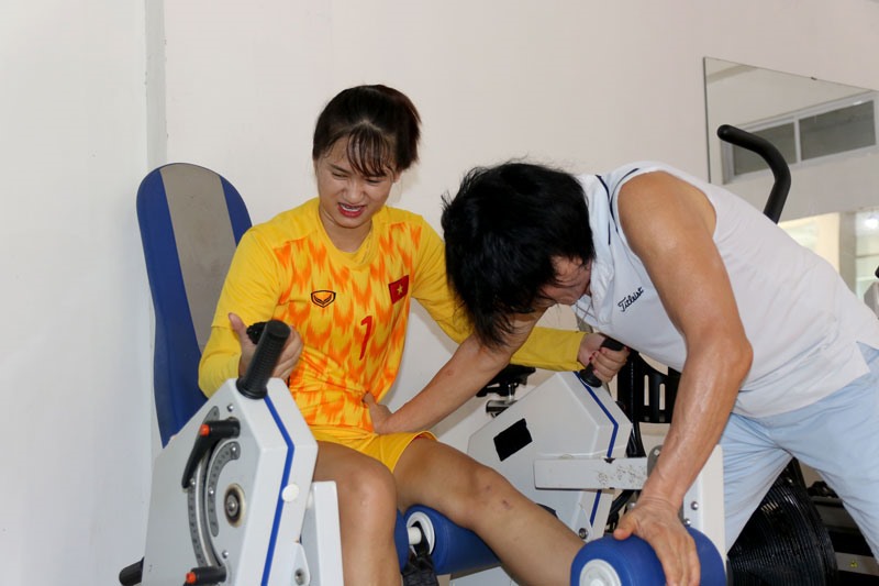 Bác sĩ Choi đang giúp các cầu thủ nữ sớm hồi phục. Ảnh: VFF