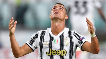 Khó khăn tài chính, Juventus “chào” bán Ronaldo cho cả Barca