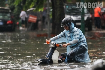 Bí kíp đi xe máy qua vùng ngập nước bị chết máy mùa mưa