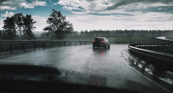 Lái xe như thế nào để không bị mất lái, trượt nước khi trời mưa