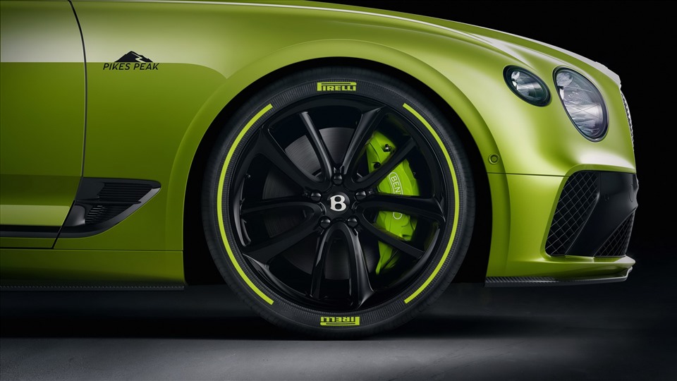 Bộ lốp mang thương hiệu Pirelli với điểm nhấn Radium bọc quanh bánh xe 22 inch. Đề can chắn bùn Pikes Peak và lưới tản nhiệt '100' tùy chọn nhằm kỷ niệm kỷ lục đã đạt được va kỷ niệm 100 năm thành lập công ty. Ảnh: Carscoops