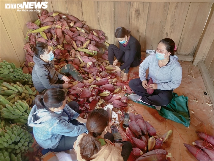 Ảnh: Đồng bào vùng sạt lở Trà Leng gom trái bí, đọt măng sẻ chia vùng tâm dịch - 7