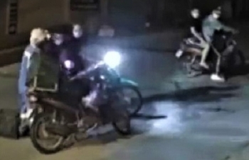 Nữ lao công bị cướp xe máy trong đêm ở Hà Nội