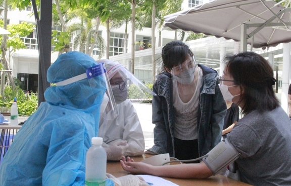 Người nước ngoài biết tiếng Việt làm phiên dịch hỗ trợ tiêm vaccine COVID-19
