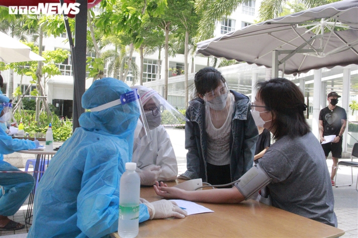 Người nước ngoài biết tiếng Việt làm phiên dịch hỗ trợ tiêm vaccine COVID-19 - 10