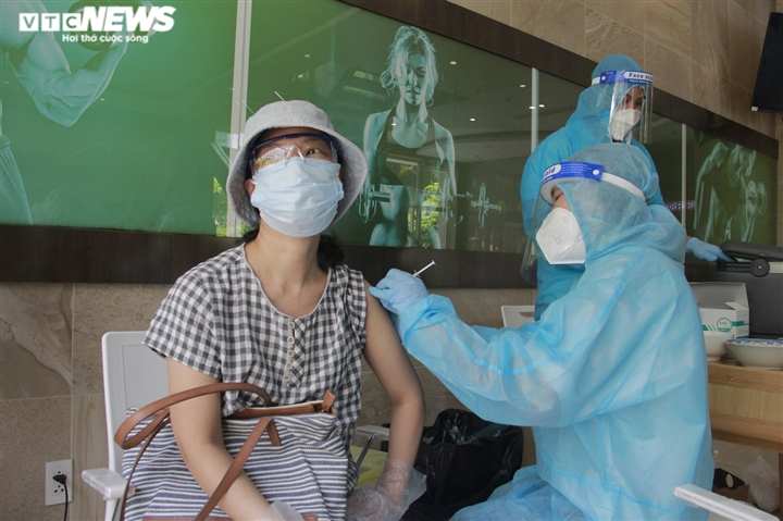 Người nước ngoài biết tiếng Việt làm phiên dịch hỗ trợ tiêm vaccine COVID-19 - 7