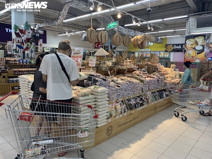 Hà Nội kéo dài giãn cách thêm 15 ngày, dân không còn đổ xô mua đồ tích trữ - 3