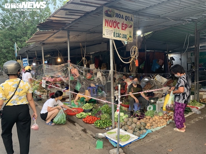 Hà Nội kéo dài giãn cách thêm 15 ngày, dân không còn đổ xô mua đồ tích trữ - 16
