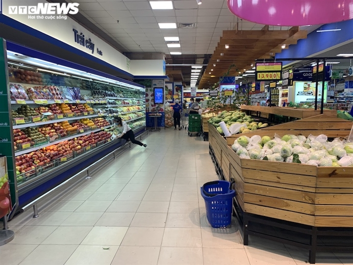 Hà Nội kéo dài giãn cách thêm 15 ngày, dân không còn đổ xô mua đồ tích trữ - 7