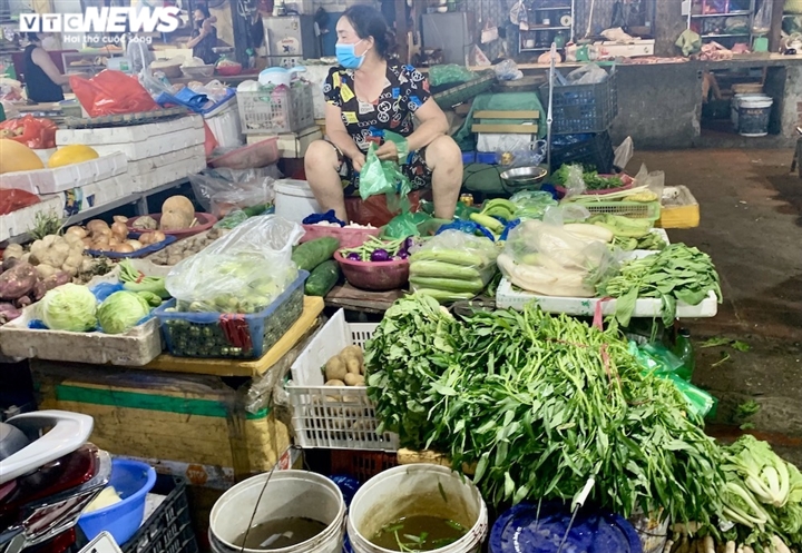 Hà Nội kéo dài giãn cách thêm 15 ngày, dân không còn đổ xô mua đồ tích trữ - 19