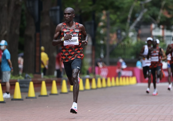 Olympic Tokyo: 'Vua tốc độ' Kipchoge thắng áp đảo ở đường chạy marathon  - 2