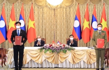 Việt Nam- Lào ký kết 14 văn kiện hợp tác