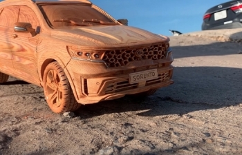 Ngắm mô hình Kia Sorento 2021 bằng gỗ của thợ Việt trên báo ngoại