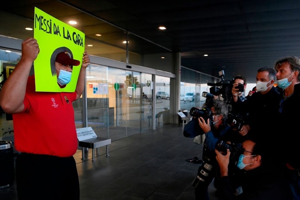 Một cổ động viên có mặt ở sân bay với khẩu hiệu “Messi da la cara” (Messi, hãy làm tròn trách nhiệm). Người này tỏ ra không hài lòng khi tiền đạo người Argentina liên tục ra yêu sách để được ra đi. Ảnh: Getty