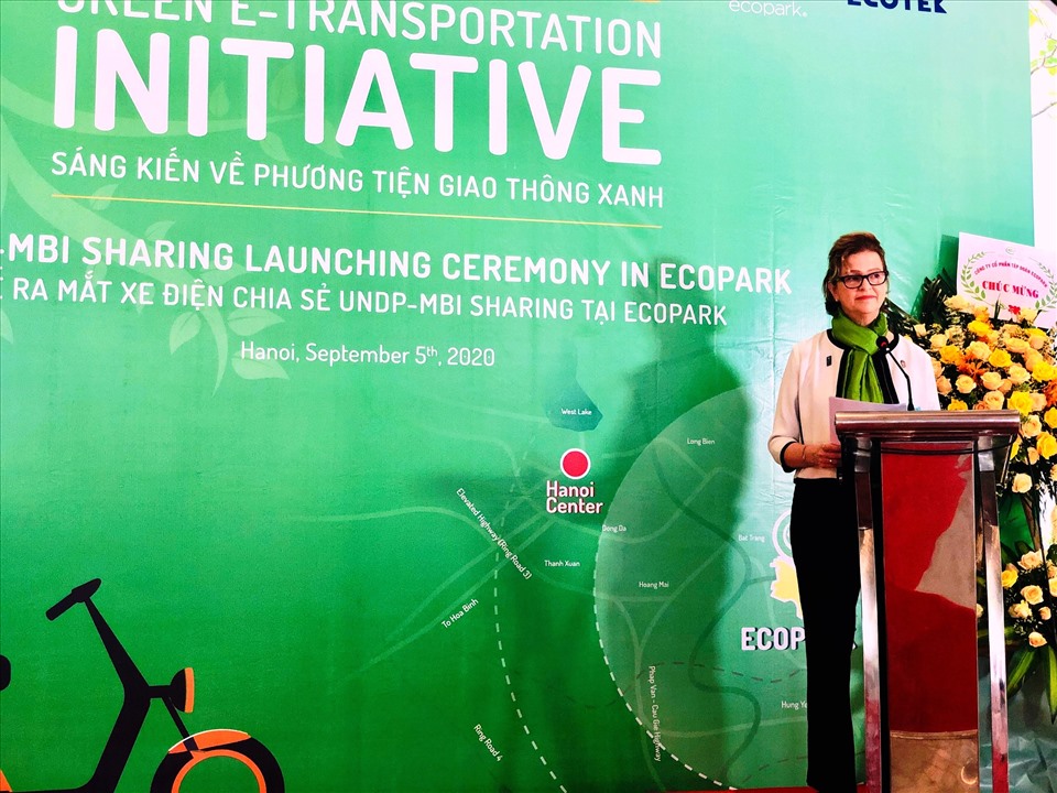 Bà Caitlin Wiesen - Trưởng đại diện thường trú của UNDP tại Việt Nam cho biết: Chương trình chia sẻ xe đạp điện cũng sẽ có thể được mở rộng tới các thành phố khác. Ảnh: Hương Giang