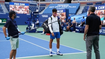 Djokovic đánh bóng vào mặt trọng tài: Cú vấp ngã của một người bình thường